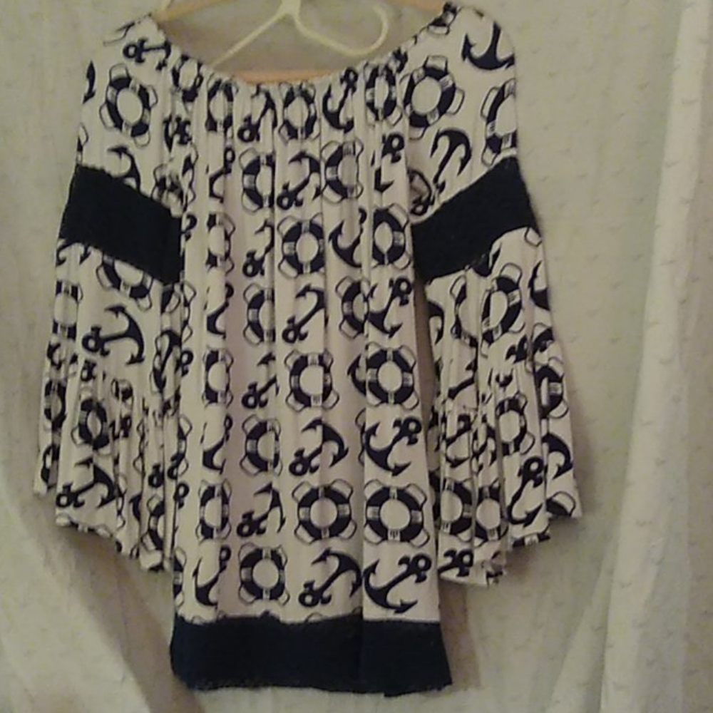 Off the shoulder flair sleave